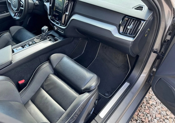 Volvo V60 cena 108900 przebieg: 177000, rok produkcji 2019 z Młynary małe 631